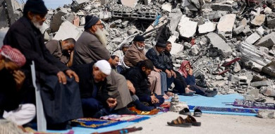 Gazans pray in mosque rubble as Ramadan begins