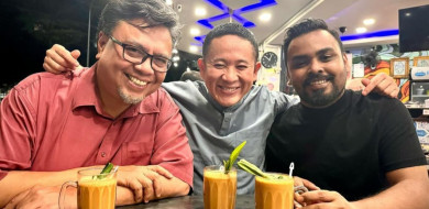 Actor-host Suhaimi Yusof apologises to Ramadan bazaar stall owner after misunderstanding, the two make amends - CNA Lifestyle